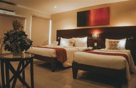 Hotels near Fuente Osmena Circle .
